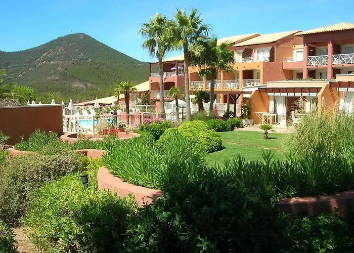 Entre Mer Et Massif Forestier De L'esterel تيول سور مير